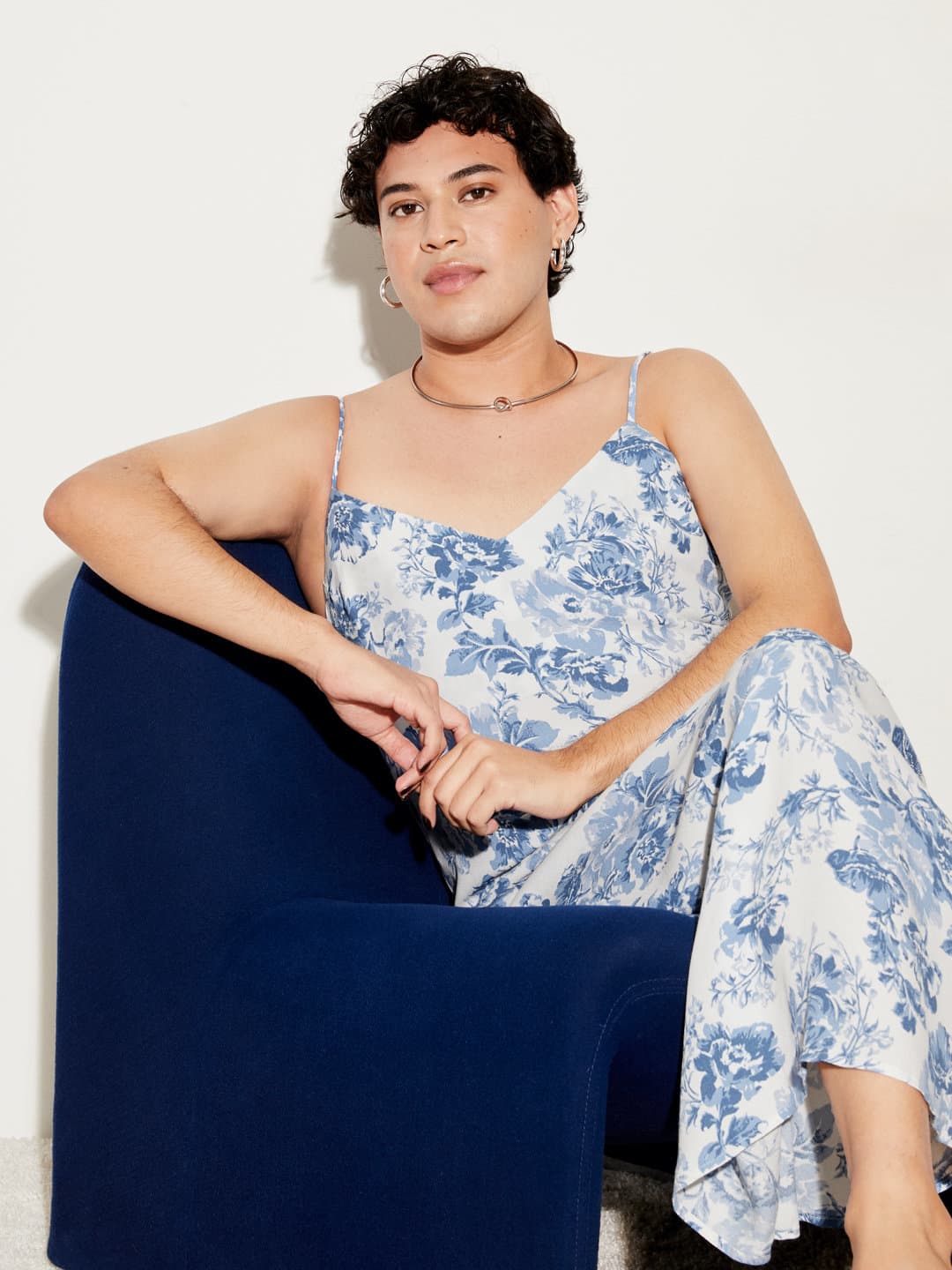 Indira is wearing the Kailey Dress in EMERALD.